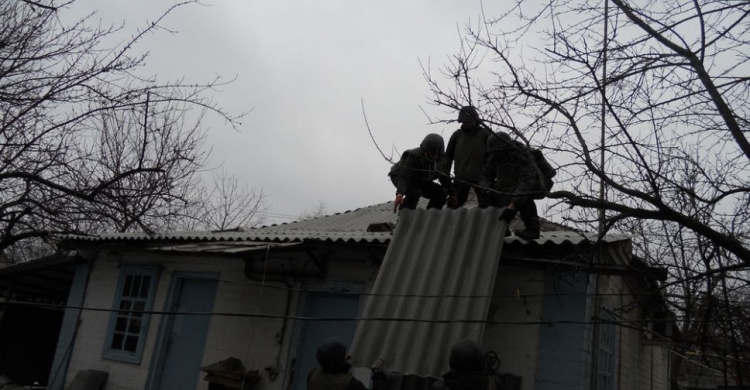 Бойцы ГСЧС устраняют последствия обстрелов в Авдеевке (ФОТО)