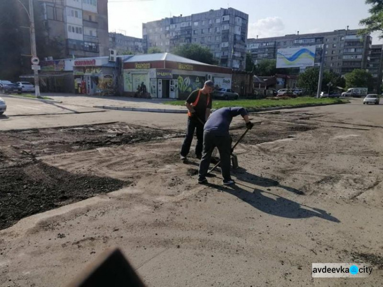 До уваги автоводіїв: на перехресті Грушевського і Комунальної проходить ремонт дороги