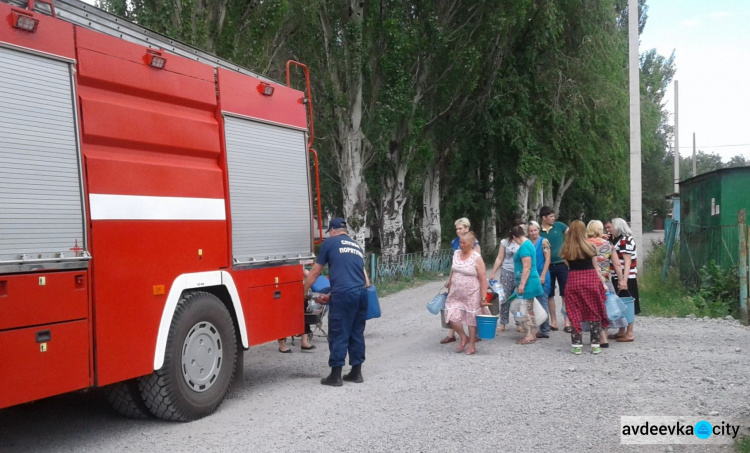  Оставшиеся без водоснабжения города и поселки Донецкой области спасаются привозной водой(ФОТО) 