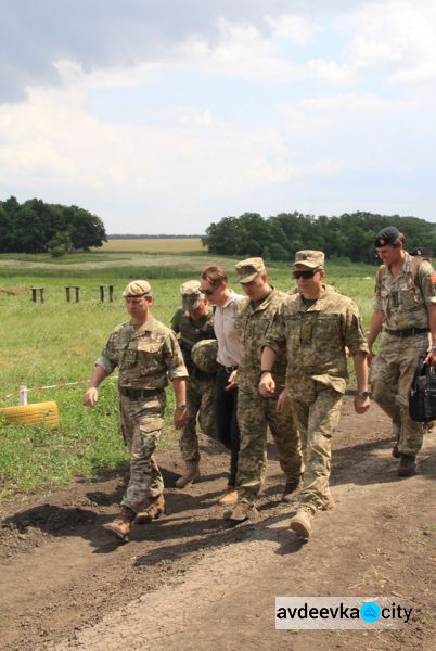 Позиции украинских войск в районе Авдеевки посетили британские военные (ФОТО + ВИДЕО)