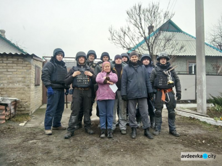Спасатели дом за домом восстанавливают пострадавшую от обстрелов Авдеевку (ФОТО)