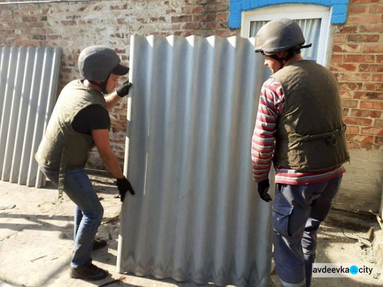 В Донецкой области предотвращали взрывы, восстанавливали дома и помогали на КПВВ (ФОТО)