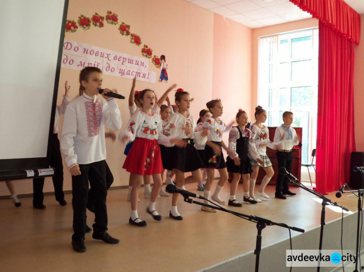 Авдеевских спасателей поздравляли песнями, танцами и медалями (ФОТО)