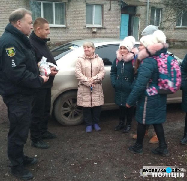 Авдеевские полицейские поздравили детей из многодетных семей с Днем Николая Чудотворца (ФОТОФАКТ)