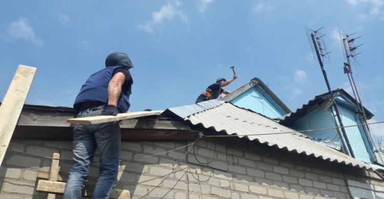 В Авдеевке движется работа по восстановлению жилого фонда после артобстрелов (ФОТО)