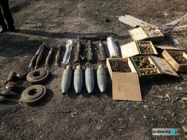 В "копанках", заброшенных домах и около дорог на Донбассе с начала апреля выявлены 14 опасных схронов