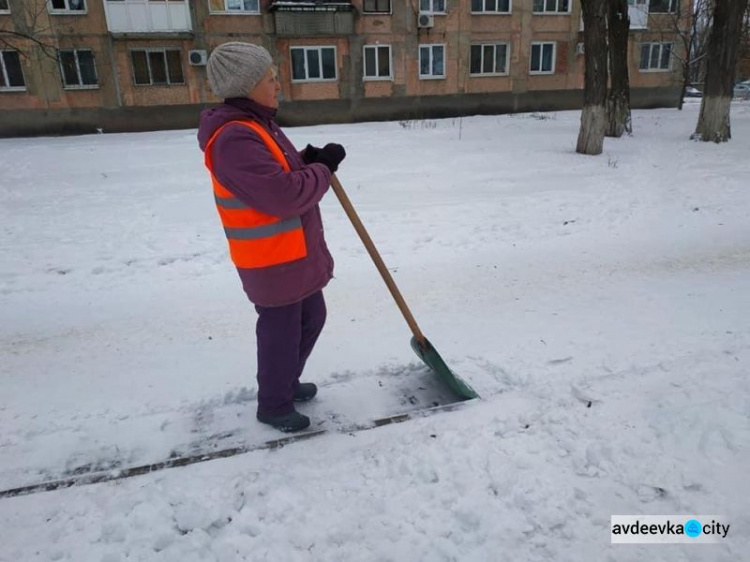 Авдіївські комунальники на варті боротьби зі снігом (ФОТОФАКТ)