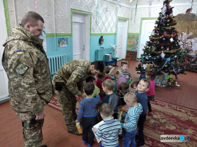 Авдеевские "симики" накануне праздников развезли подарки детям и военным (ФОТО)