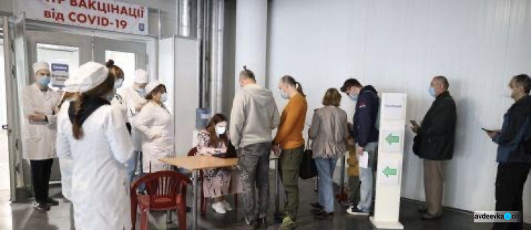 Как в Украине открылись первые центры массовой вакцинации