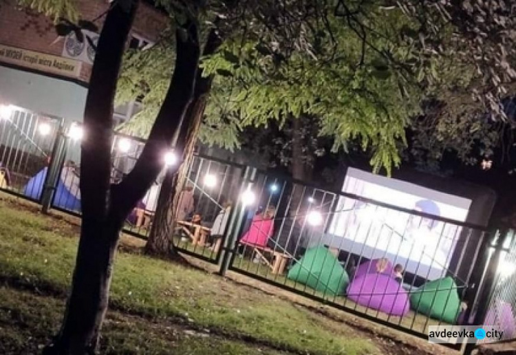Благодаря конкурсу социальных проектов авдеевцы могут смотреть кино под звездами в комфортных условиях