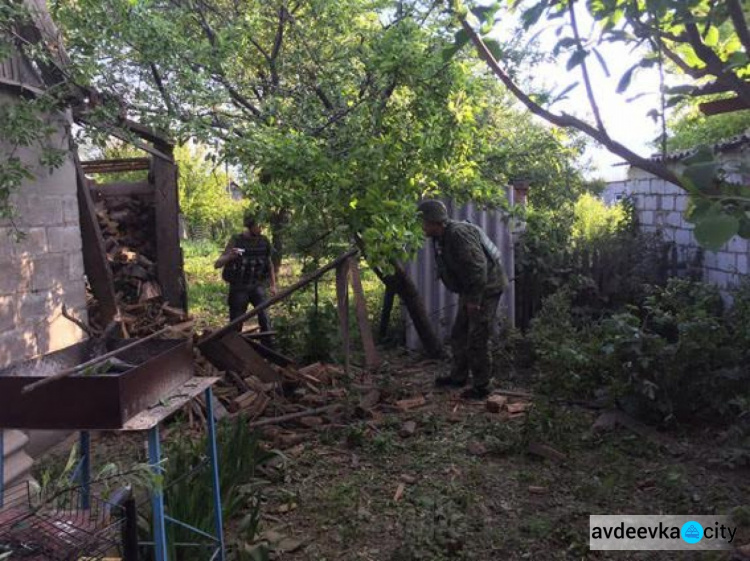 Старая часть Авдеевки снова подверглась обстрелу: снаряд  попал во двор частного дома
