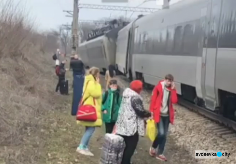 Поезд "Интерсити", который следовал из Киева, сошел с рельсов ( ВИДЕО)