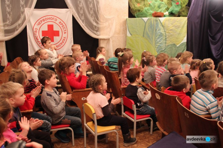 Волонтеры показывают спектакли в Авдеевке (ФОТО)