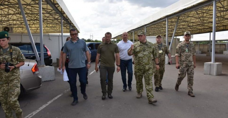 Новый глава Донецкой ОГА прибыл на КПВВ у линии разграничения (ФОТО)
