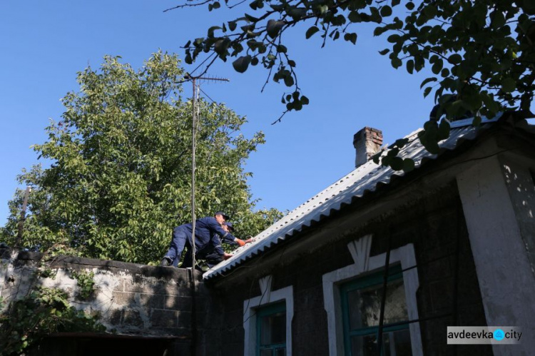В Авдеевке восстановили почти 100 домов, попавших под обстрелы (ФОТО)