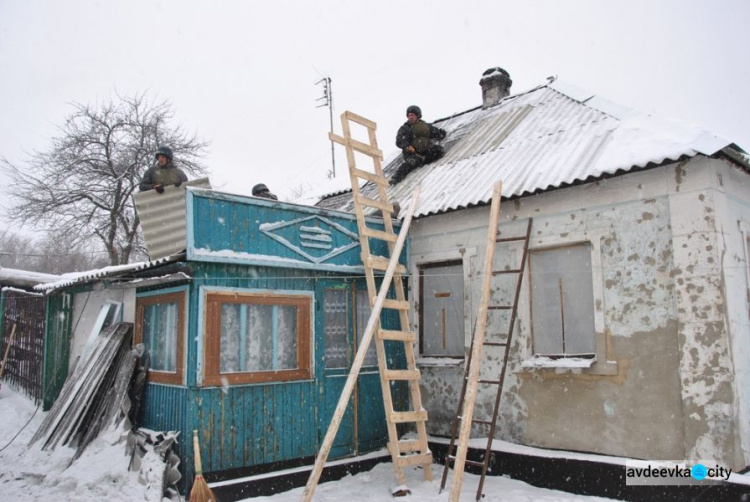 В Авдеевке спасатели восстанавливают дома при сложных погодных условиях (ФОТО)