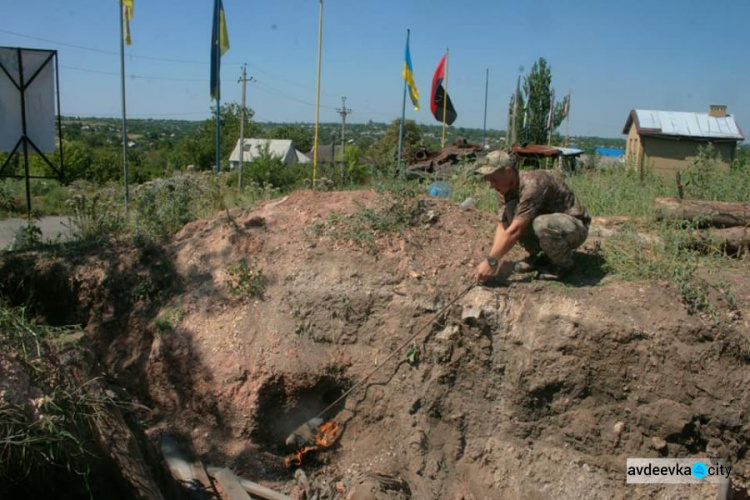 Блиндаж за Мемориалом защитникам Авдеевской промзоны начали реставрировать (ФОТО)