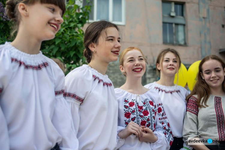 У День вишиванки авдіївські школярі завітали до захисників України з концертом (ФОТОФАКТ)