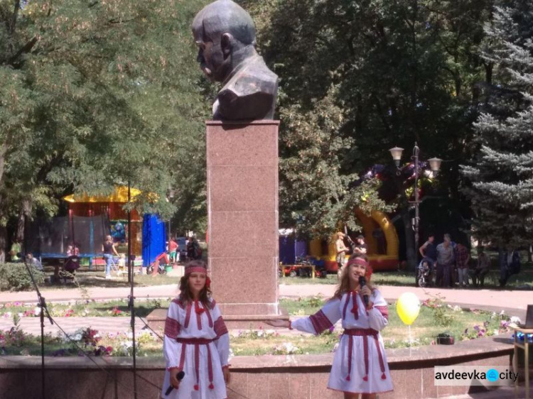 День независимости Украины отметили в Авдеевке молитвой, медалями, песнями и возложением цветов (ФОТО)