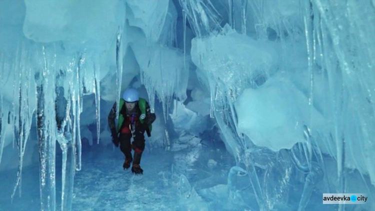 Украинские полярники открыли в Антарктиде уникальную пещеру с озерами и речкой (ФОТО)