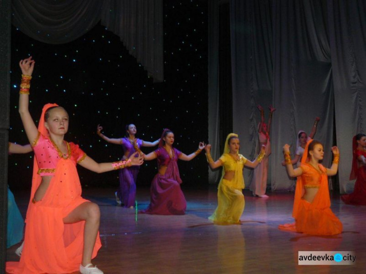 В Авдеевке танцевали слонята и индийские красавицы (ФОТО)