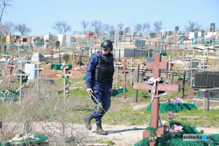 Пиротехники Донетчины обследуют кладбища