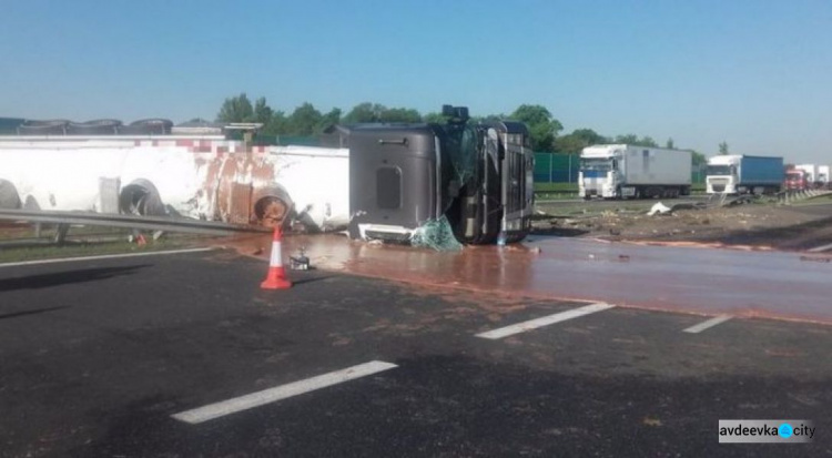 "Сладкая" авария: в Польше перевернулся грузовик с тоннами шоколада (ФОТО+ВИДЕО)
