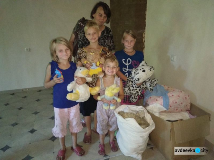 Авдеевские «симики» развезли хлеб, фуражки и игрушки (ФОТО)