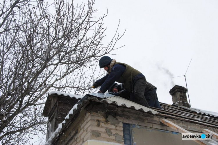 В Авдеевке восстанавливали поврежденные обстрелами дома на двух улицах (ФОТО)