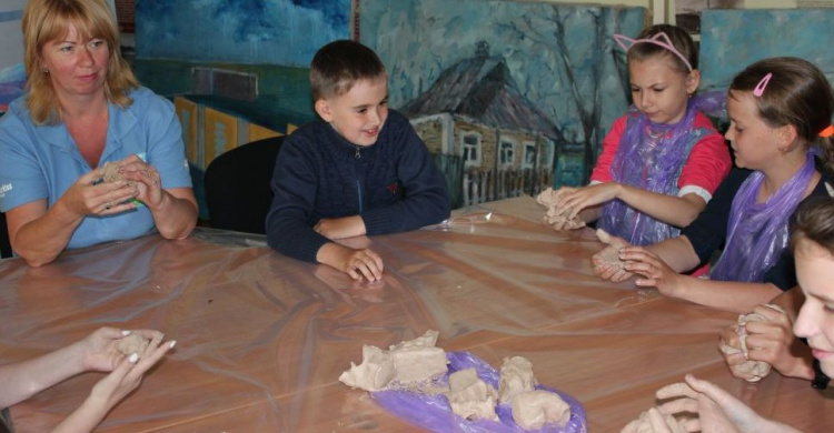 С помощью глины и бумаги авдеевских школьников учили взаимопониманию (ФОТО)