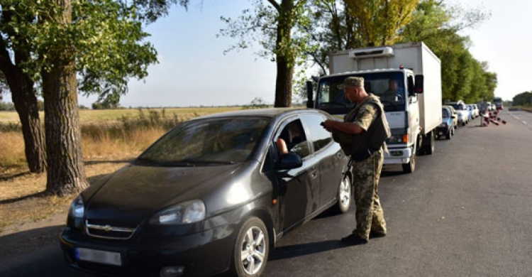 На блокпостах в Донецкой области полицейским попались четыре человека "в розыске"