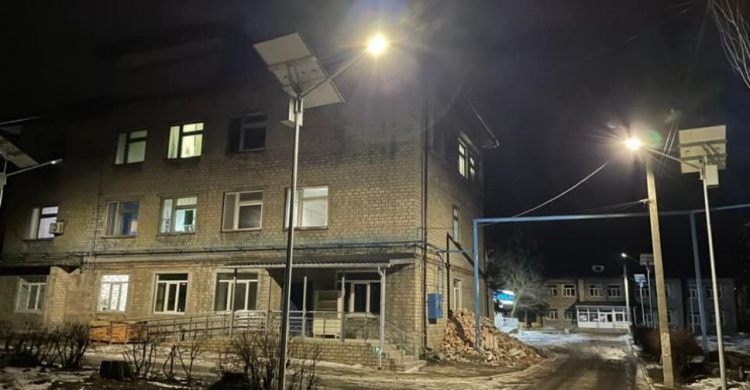 В Авдіївці на території центральної лікарні встановили ліхтарі на сонячних батареях