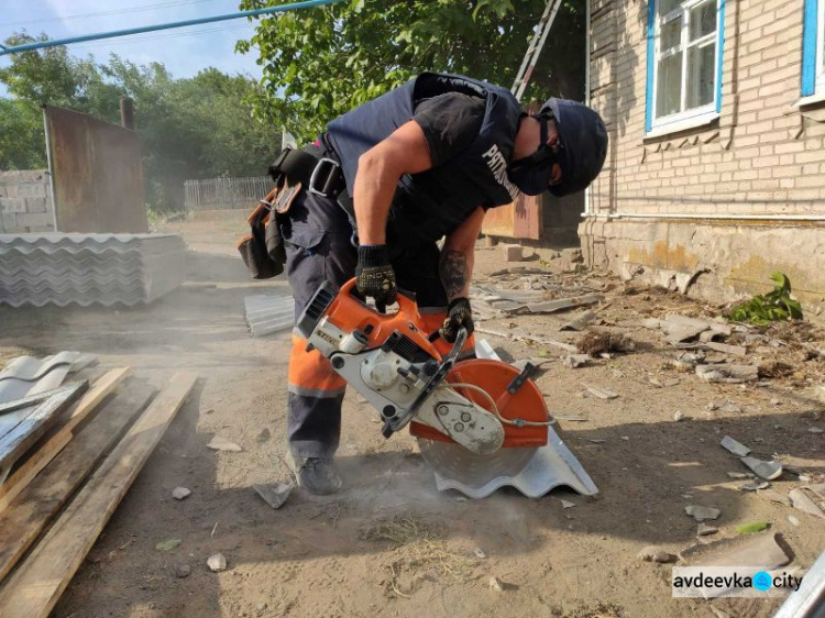 В Донецкой области спасатели ГСЧС восстанавливают жилые дома в прифронтовых населенных пунктах