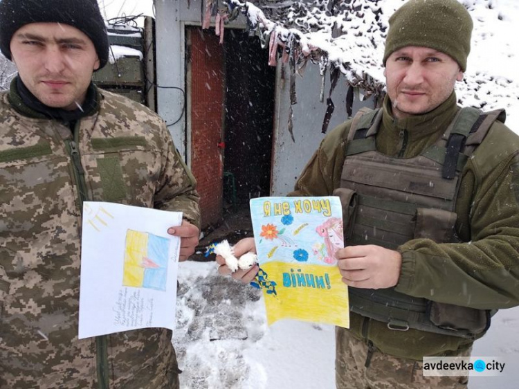 Открытки, обереги и лакомства:  авдеевские "симики" доставили бойцам подарки от детей и волонтеров (ФОТО)