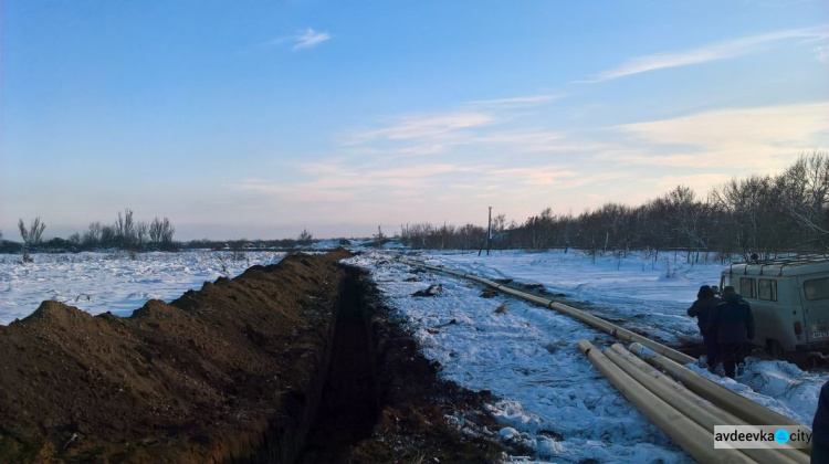 Спасатели роют траншею для магистрального газопровода "Очеретино-Авдеевка" (ФОТО)