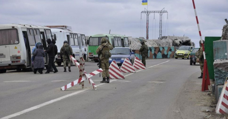 Донбасская линия разграничения: у КПВВ «Марьинка» образовалась большая односторонняя очередь