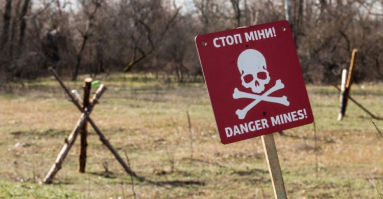 Словакия передала Донецкой области таблички "Осторожно, мины!" для установки в прифронтовой зоне