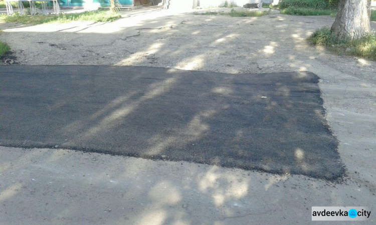 В Авдеевке продолжают ремонтировать дороги (ФОТОФАКТ)