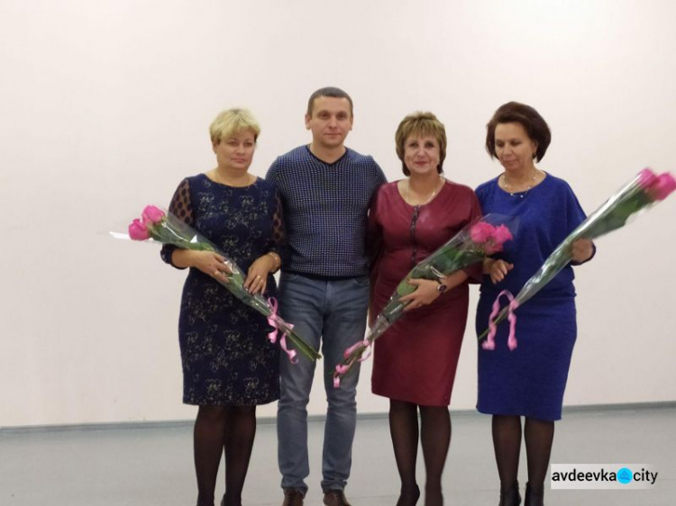   Багато квітів, відзнак та слайд-шоу: в Авдіївці привітали педагогів (ФОТО)