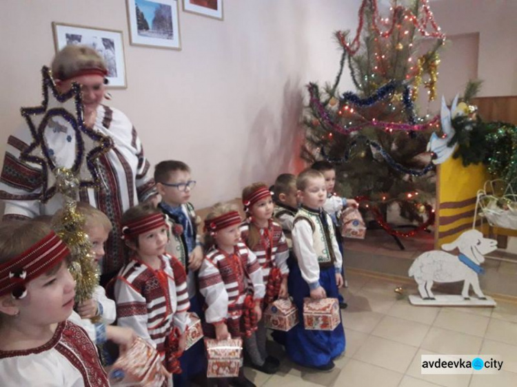 Малыши наведались с колядками в военно-гражданскую администрацию Авдеевки (ФОТО)