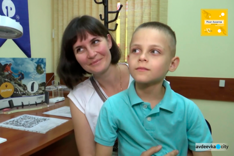 «Ринат Ахметов – Детям. Теперь я слышу»: маленькому переселенцу с Донбасса помогли услышать голос мамы