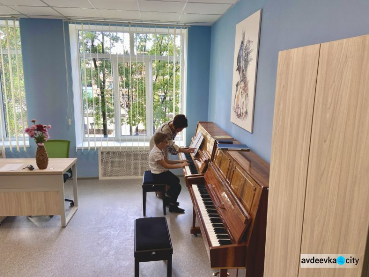 Воодушевленные дети и восторженные родители: авдеевская музыкальная школа отметила новоселье (ВИДЕО)
