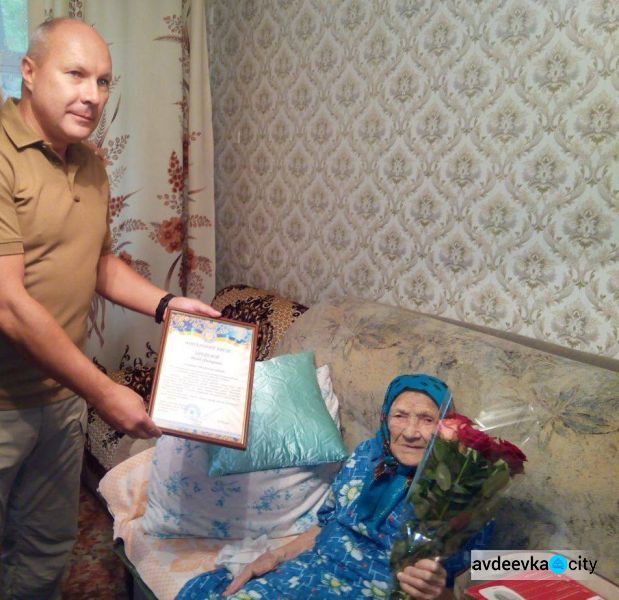 Авдеевская долгожительница отметила 100-летний юбилей (ФОТОФАКТ)