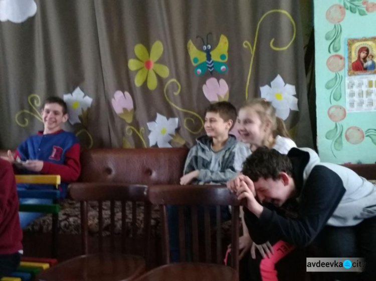 “Позитив шоу” в Авдеевке: особенные дети плакали от смеха (ФОТО)