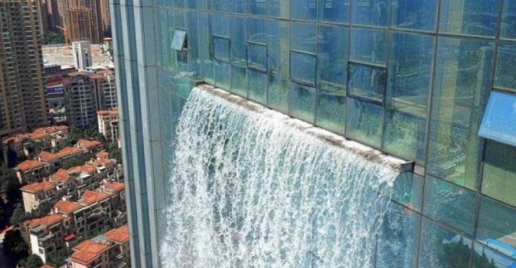 В Китае на небоскребе создали 100-метровый водопад (ФОТО+ВИДЕО)