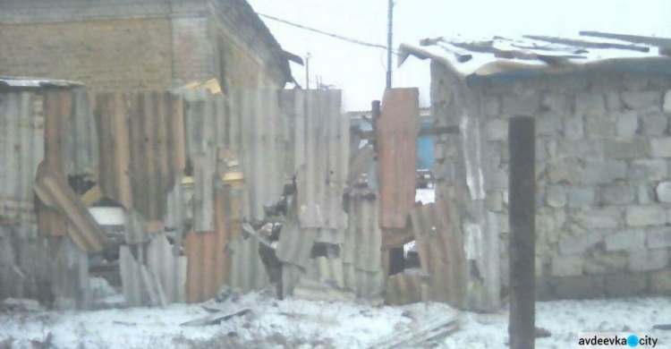 Убита собака, выбиты окна: СММ ОБСЕ осмотрела место обстрела в Авдеевке