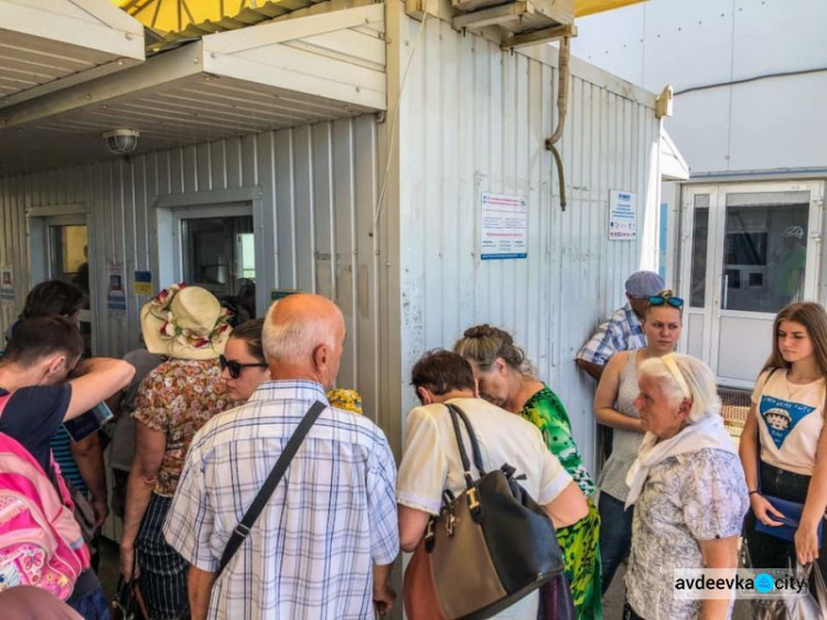 Люди жалуются на длительное прохождение КПВВ со стороны оккупированной части Донбасса (ФОТО)