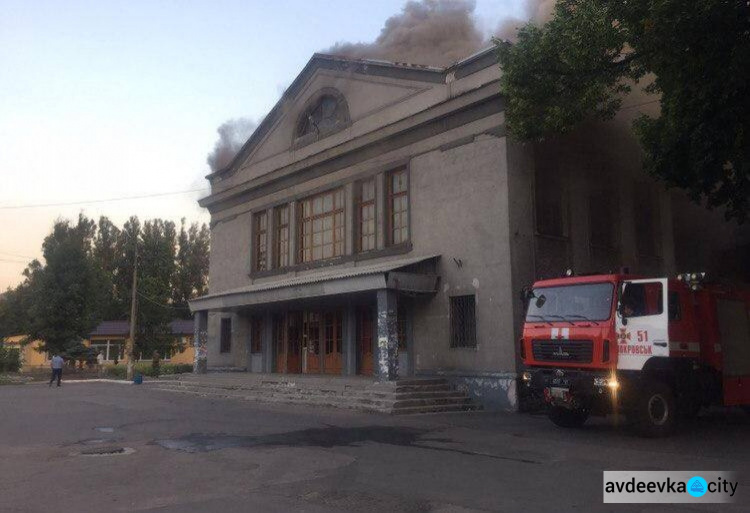 В Донецкой области произошел масштабный пожар в  неработающем кинотеатре:  пострадал человек  (ФОТО)