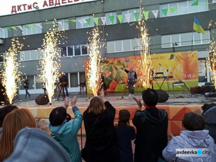 На фестивале "Ретро NEW осень" авдеевцы серебряного возраста показали молодежи, как нужно отдыхать и веселиться