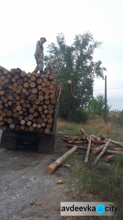 Печи, рыбу и КамАЗ леса привезли защитникам Авдеевки (ФОТО)